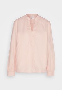 Lichtroze linnen blouse met V-hals, lange mouwen en gerimpelde details aan de voorkant. Zachte textuur en ontspannen silhouet.