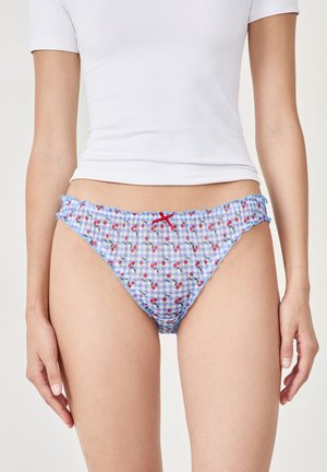 Bikini-Unterteil im blauen und weißen Karomuster mit rotem Kirschmotiv, Rüschensäumen und einem kleinen roten Schleifchen in der Mitte vorne.