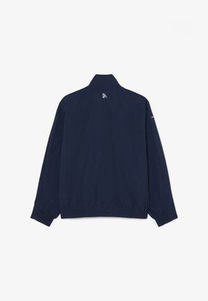 Giacca blu navy scuro a maniche lunghe con polsini e vita elasticizzati, piccolo logo bianco vicino al colletto e testo sulla manica destra.