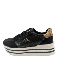 Sneaker nera con parte superiore glitterata, dettagli dorati e tallone decorato. Presenta una suola bianca chunky con strisce nere.