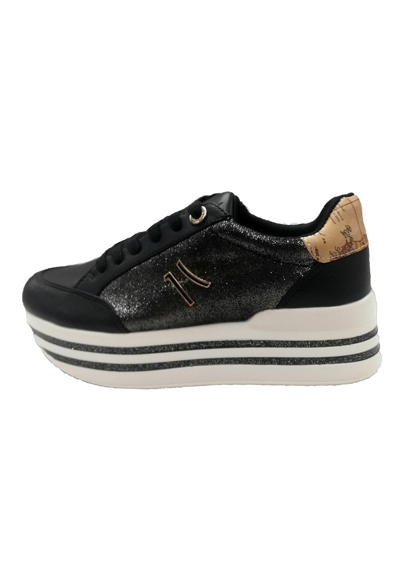 Sneaker nera con parte superiore glitterata, dettagli dorati e tallone decorato. Presenta una suola bianca chunky con strisce nere.