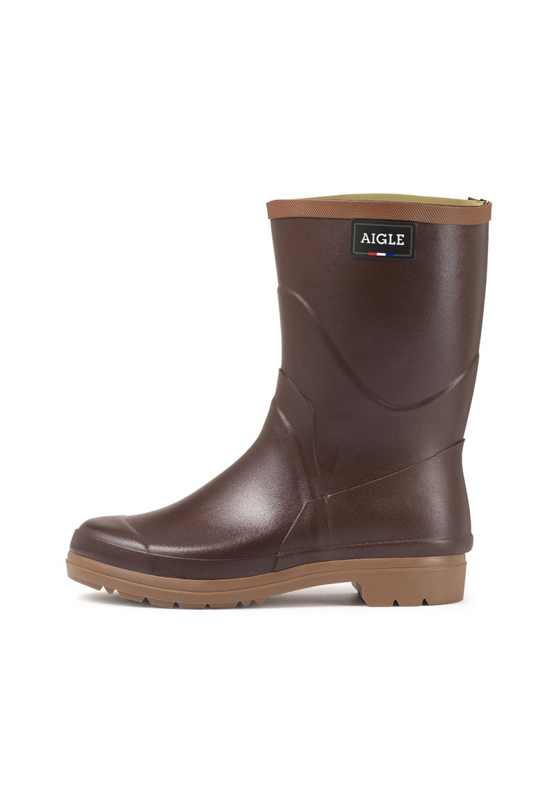 Bruine rubberen regenlaars met een gladde afwerking, ronde neus en een tan accent aan de bovenkant. Getextureerde zool voor grip. Merkenlogo weergegeven.