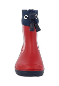 Botte de pluie en caoutchouc rouge avec une partie supérieure en tissu bleu marine, dotée d'un haut resserré et d'un cordon noir, conçue pour la résistance à l'eau et le confort.