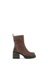 Bottine en suède marron avec un talon bloc vert, texture lisse et une languette. Bout arrondi et semelle rigide avec traction.