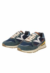 Zapatillas deportivas que combinan malla de color azul marino y ante verde, con detalles en blanco, suela beige y un acabado en los cordones texturizado.