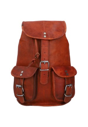 Brązowy skórzany plecak z klapą składana na przód, dwoma przednimi kieszeniami, zapięciami na klamry i metalowymi akcentami; ma gładką, teksturowaną powierzchnię.