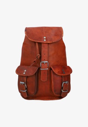 Brauner Leder-Rucksack mit umklappbarem Deckel, zwei Fronttaschen, Schnallenverschlüssen und metallischen Akzenten; hat eine glatte, strukturierte Oberfläche.