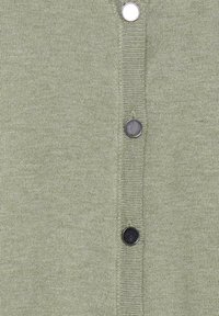 Cardigan verde chiaro realizzato in un tessuto a maglia testurizzato, con cinque bottoni neri e una pattina e polsini a coste. Nessun motivo o accento visibile.