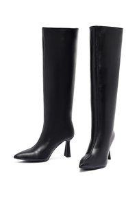 Zwarte knie hoge laarzen van gladleer. Spitse neus en een taps toelopende hoge hak. Strak, naadloos ontwerp met een glanzende afwerking.