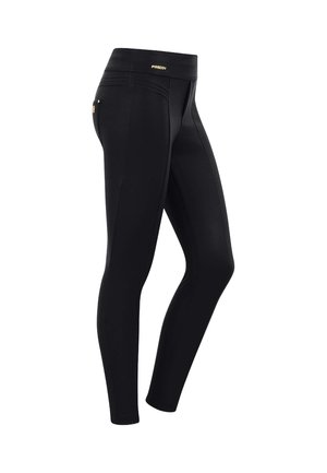 Leggings neri realizzati in tessuto elastico con un alto girovita. Caratteristiche includono una piccola tasca laterale e un dettaglio del logo dorato. Texture liscia.