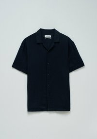 Camisa de manga corta en un azul marino oscuro, fabricada con un tejido ligero, con cuello puntiagudo, cierre de botones en el frente y un logo sutil en el pecho.