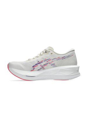 Chaussure de course blanche avec des accents rouges et violets, semelle épaisse et rembourrée, et tige en mesh respirante, vue de côté.