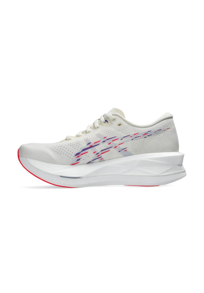 Chaussure de course blanche avec des accents rouges et violets, semelle épaisse et rembourrée, et tige en mesh respirante, vue de côté.