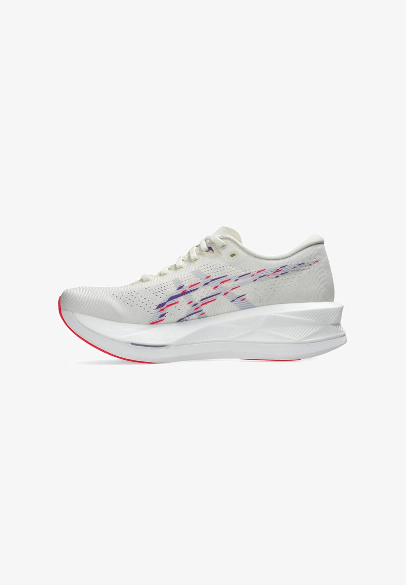Chaussure de course blanche avec des accents rouges et violets, semelle épaisse et rembourrée, et tige en mesh respirante, vue de côté.