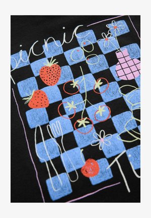 Črna tkanina z barvnim tiskanjem na temo piknika. Oblika vključuje rdeče jagode, paradižnike, cvetje in pribor na modrem karirastem ozadju.