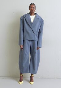 A.W.A.K.E. MODE OVERSIZED TOXEDO JACKET - Κοντό παλτό - grey