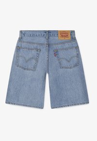 Pantaloni scurți din denim albastru deschis, cu croială dreaptă, având două buzunare în spate și o etichetă de piele maro cu brandul pe talie.