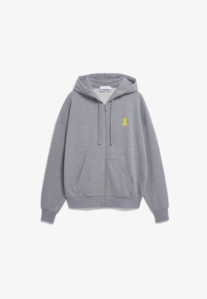Hellgrauer Kapuzenpullover mit Reißverschluss, Kapuze, Fronttaschen, Rippbündchen und kleinem gelbem Logo auf der linken Brust.