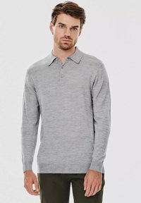 Szary longsleeve polo wykonany z miękkiego materiału, z kołnierzykiem, trzema guzikami oraz prążkowanymi mankietami i dołem.