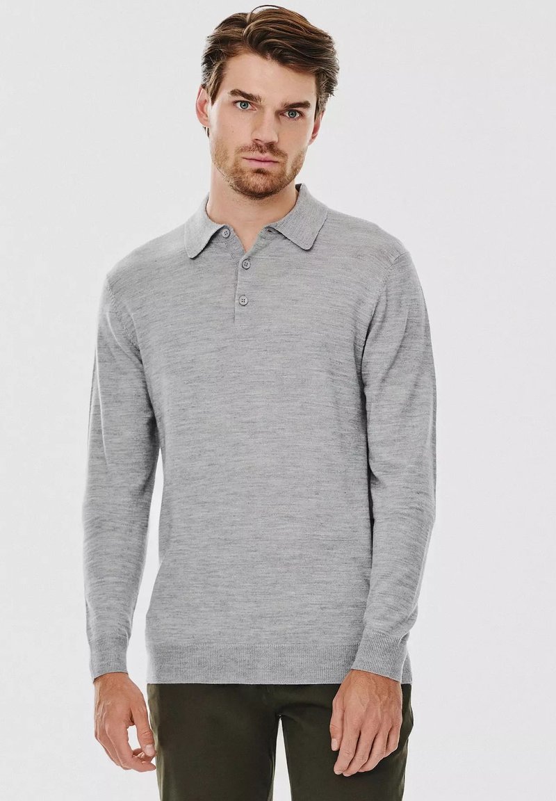 Szary longsleeve polo wykonany z miękkiego materiału, z kołnierzykiem, trzema guzikami oraz prążkowanymi mankietami i dołem.