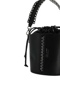 Borsa a secchiello nera con decorazioni in occhio di bue argentate, chiusura a coulisse, tracolla staccabile con borchie e logo "CULT" sul davanti.