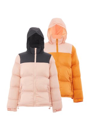 Deux doudounes à capuche, l'une rose clair avec capuche et épaules noires, l'autre orange avec capuche et épaules rose clair, les deux zippées.