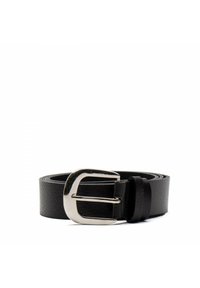 Zwarte leren riem met een textuurafwerking, voorzien van een zilveren metalen gesp en een houdering. De riem is plat en ongeveer 3 cm breed.