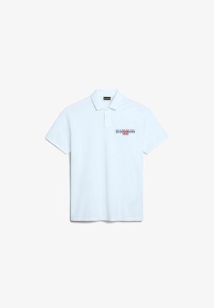 Witte poloshirt van katoen, met een kraag en korte mouwen. Op de linkerborst staat een gedrukt logo in blauw en rood.