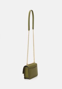 MICHAEL Michael Kors CLAIRE - Soma ar siksnu pāri ķermenim - smokey olive