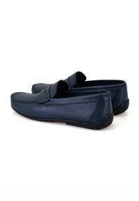 Blaue Lederloafers mit gestickten Details, gerundeter Spitze und flexibler Gummisohle. Minimalistisches Design mit Slip-On-Stil.