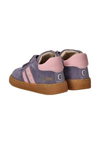 Paarse en roze peutersneakers met bruine zolen, "SHOESME" merk en klittenbandsluitingen, van achteraf getoond op een witte achtergrond.