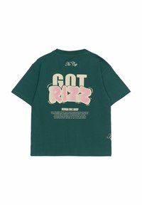 Majica s kratkim rukavima, oversize kroja, tamnozelene boje s natpisom "GOT RIZZ" u ružičastom grafičkom tekstu na leđima, koja sadrži bijeli tekst i mali detalj loga blizu donjeg ruba.