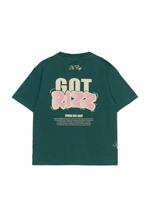 Oversized T-Shirt mit kurzen Ärmeln in Dunkelgrün, mit dem Aufdruck "GOT RIZZ" in pinkem Grafiktext auf dem Rücken, zusätzlich mit weißem Text und kleinem Logo-Detail nahe dem Saum.