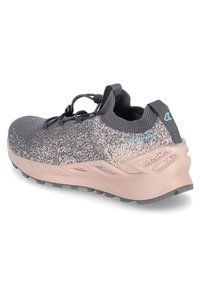 Scarpa da trail running con tomaia grigia e rosa texturizzata, design in maglia elasticizzata, sistema di lacci sicuro e suola robusta per la trazione.