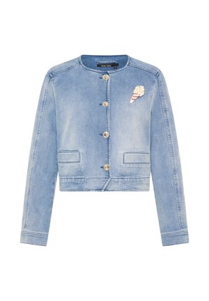 Hellblaue Jeansjacke mit rundem Ausschnitt, vier silbernen Knöpfen, zwei Fronttaschen und einer kleinen Eistüten-Brosche auf der Brust.