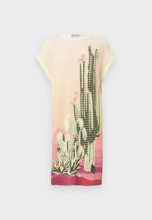 Robe mi-longue à manches courtes, avec des imprimés de cactus verts et blancs sur un fond en dégradé rose.
