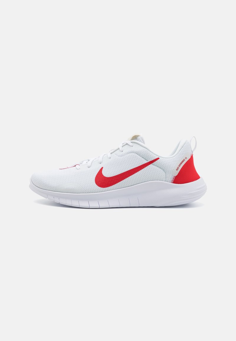 Sapatos desportivos Nike em malha branca com o logo Swoosh vermelho, apresentando uma sola almofadada e um forro interior com estampado floral.