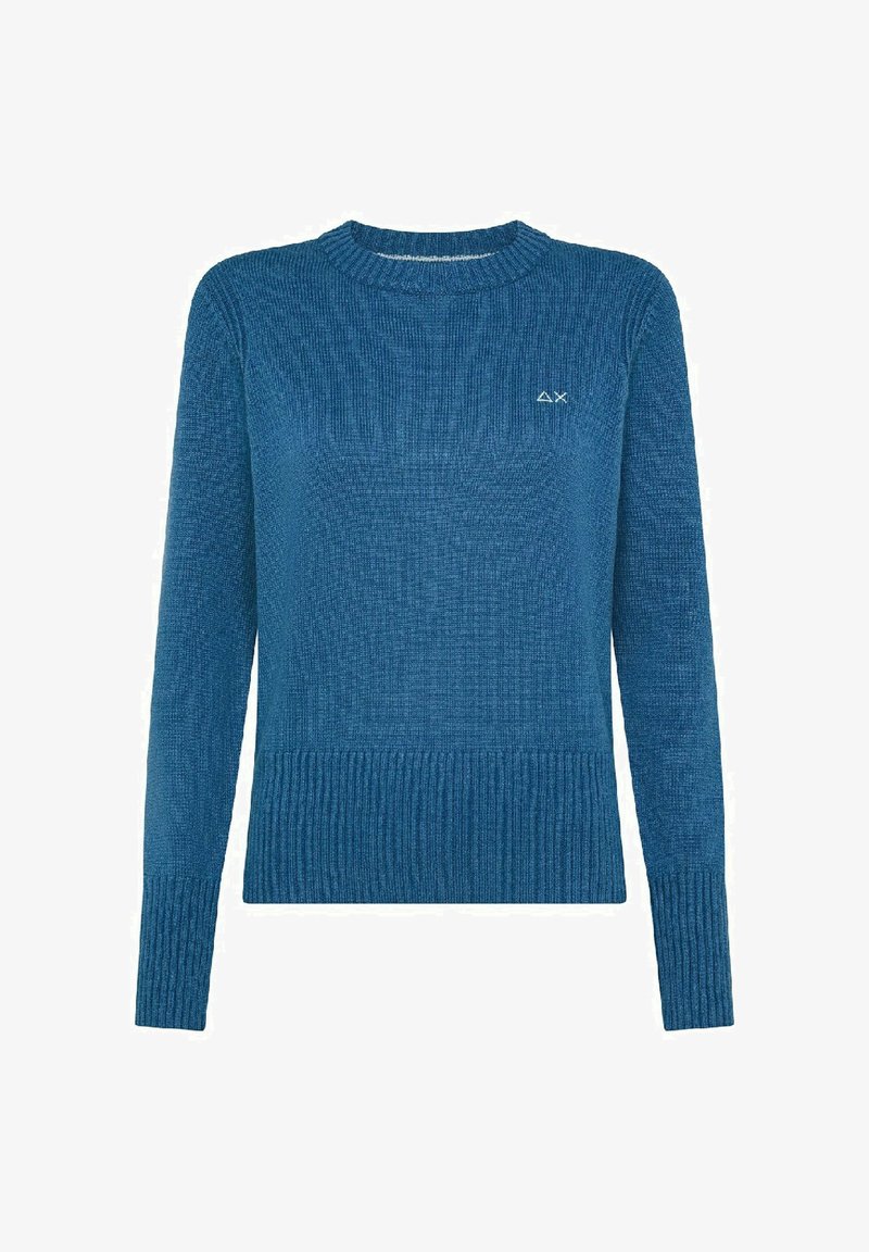 Maglione blu lavorato a maglia con orlo e polsini a coste. Presenta un colletto rotondo e un piccolo logo sul lato sinistro del petto. Tessuto strutturato.