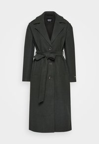 Abrigo de mezcla de lana verde oscuro con cintura ceñida por un cinturón, cuello con muescas, cierre de botones y dos bolsillos frontales. Textura suave y diseño ajustado.