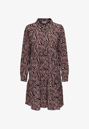 Robe à manches longues rose avec des rayures zèbre noires, dotée d'un col, d'un design à volants et d'une texture de tissu douce.