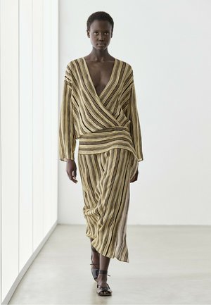 Massimo Dutti, KNIT DRESS WITH ZIP AT THE NECK AND SHOULDER DETAIL 06635750 - Robe de jour - mustard yellow