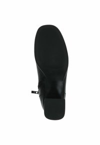 Czarne skórzane buty z teksturowaną gumową podeszwą, z niskim, kwadratowym obcasem i zamkiem błyskawicznym po boku. Elegancki design i gładkie wykończenie.