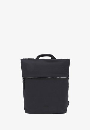 Sac à dos en nylon noir avec une poche zippée à l'avant, une poignée en haut et un design minimaliste. Présente un logo en relief en bas.