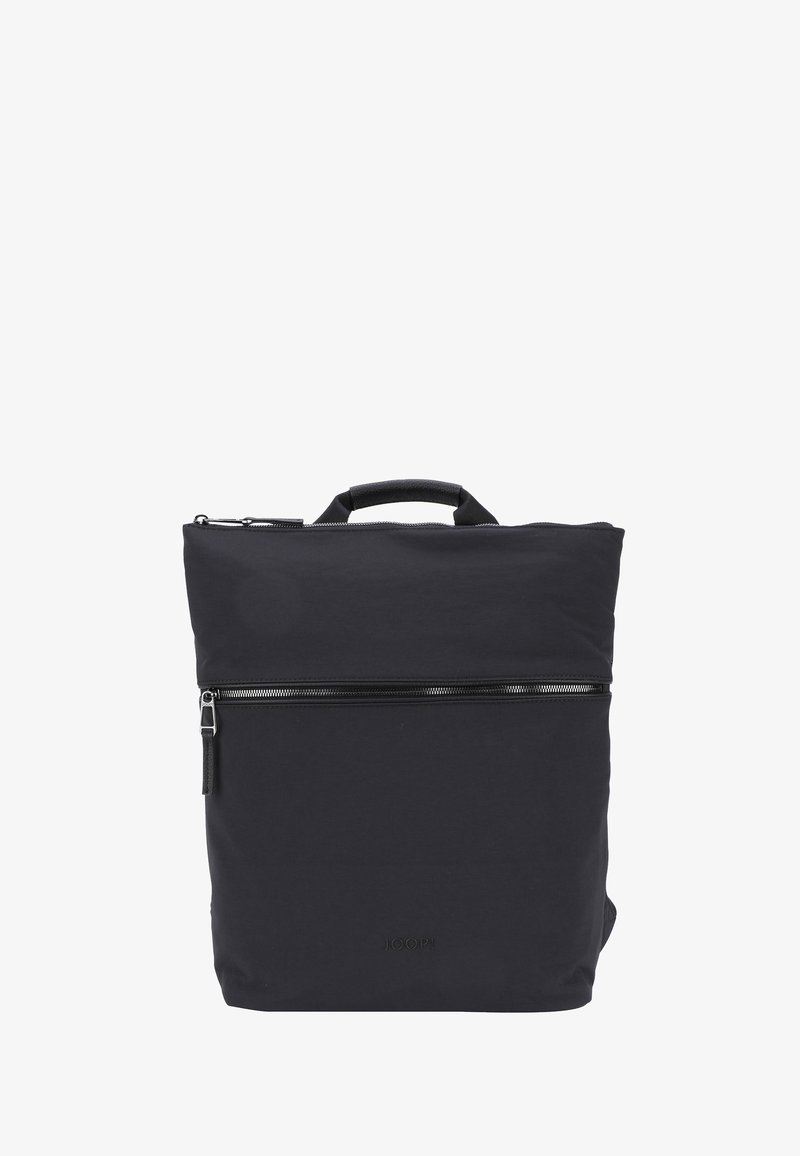 Černý nylonový batoh s přední zipovou kapsou, horním madlem a minimalistickým designem. Na spodní straně má vyražené logo.
