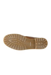 Suola di scarpa in gomma con una presa texturizzata e modellata. Colore marrone chiaro con una finitura liscia. Presenta il nome del marchio "wojas" stampato su di essa.