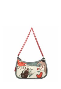 Mehrfarbige Handtasche mit geschwungener Form, aus strukturiertem synthetischen Material, mit rotem Kettenriemen und verschiedenen verspielten Mustern und Designs.