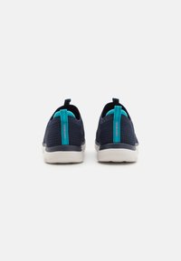 Zapatos slip-on de malla navy con una lengüeta y detalles en turquesa, con un diseño ligero y una suela blanca texturizada.