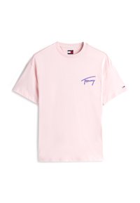 Camiseta de manga corta en rosa claro con "Tommy" en escritura azul en el pecho y una pequeña bandera de Tommy Hilfiger en la manga izquierda.