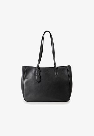 Schwarze Ledertasche mit strukturierten Oberflächen, doppelten Griffen, offenem Oberteil und einem kleinen Anhänger für einen Schlüssel oder Tag. Geräumige und rechteckige Form.