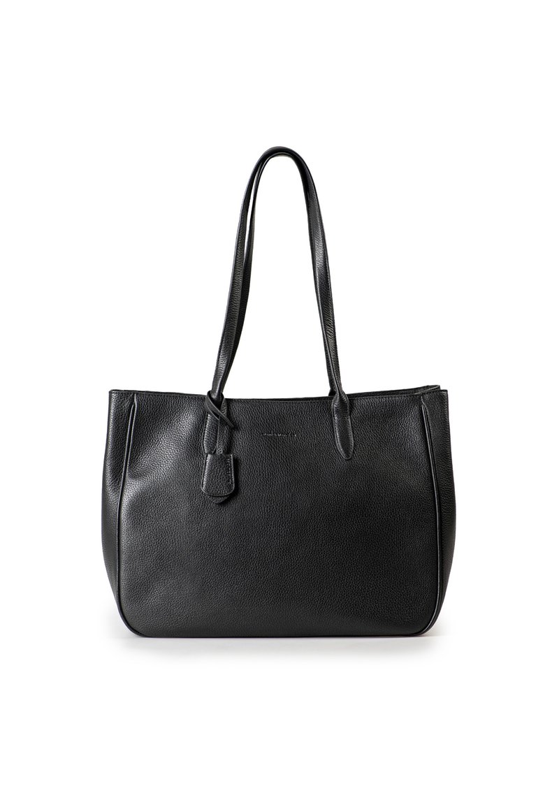 Zwarte leren handbag met een gestructureerd oppervlak, dubbele handvatten, een open bovenkant en een kleine bevestiging voor een sleutel of label. Ruimtelijke en rechthoekige vorm.